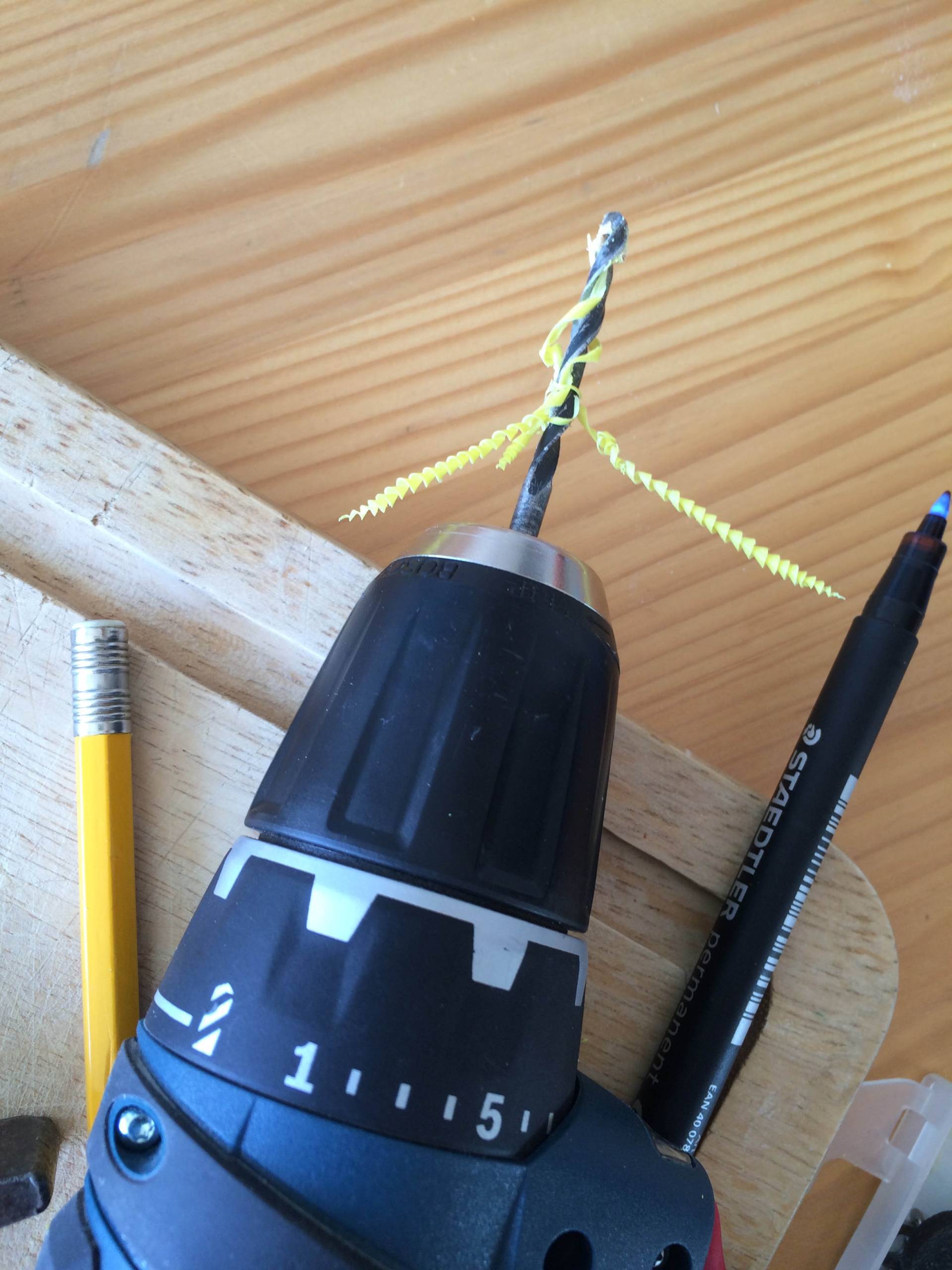 Bohrer-Stilstudie mit gelbem Kunststoff