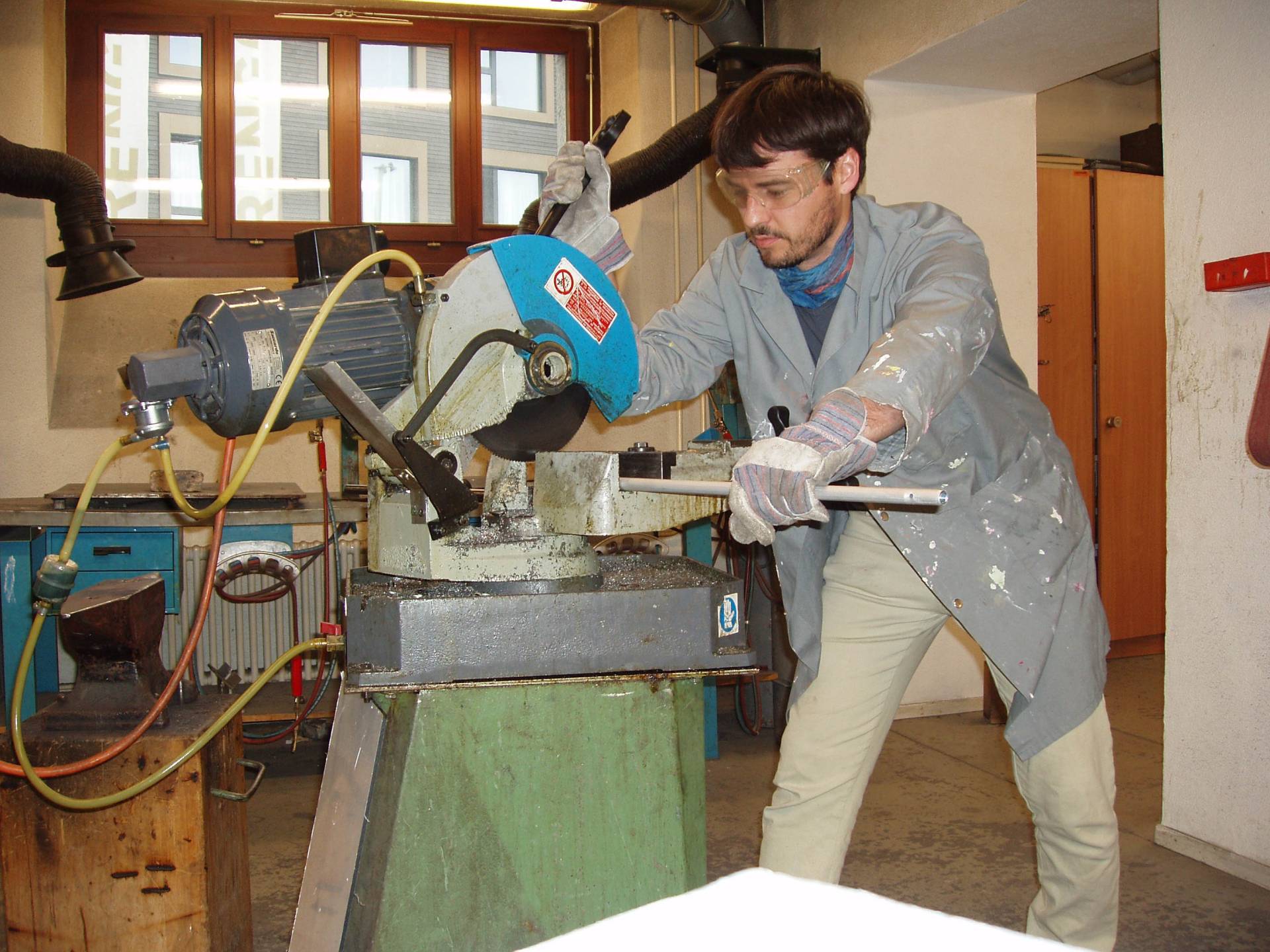 Bearbeitung von Metallteilen mit Metall-Kreissäge